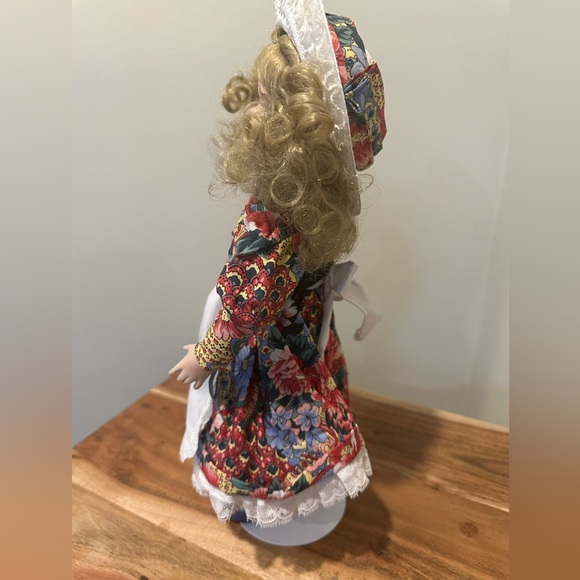 1990’s - 14” Paradise Galleries Porcelain Doll - Picture 4 of 5